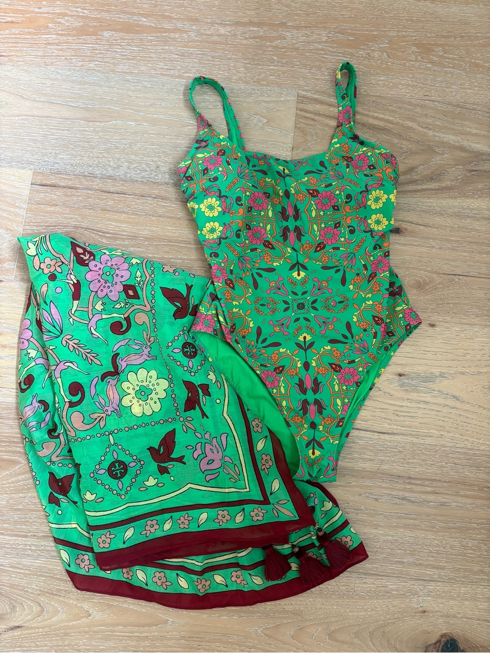 Set Tory Burch Green Splash Swimsuit & Coverup - Picture 4 of 8